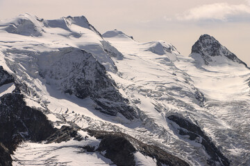 Majestätische Alpengipfel der Berninagruppe im Spätsommer 2022; Piz Bellavista (3922m) und Crast' Agüzza (3854m), Blick vom Munt Pers