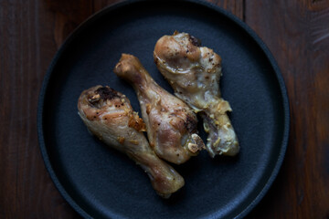 Grilled chicken legs with spices and garlic.