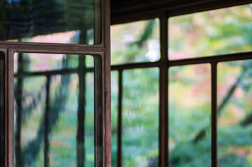京都 永観堂の窓越しに見える美しい自然の色材