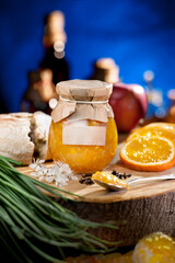Orange jam Konfitura z pomarańczy w aranżacji stołu kuchennego na którym jest, pomarańcza, chleb, cebulka zielona,  - obrazy, fototapety, plakaty