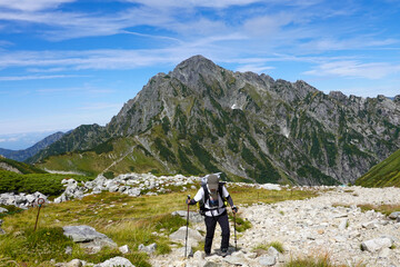 剱岳バックに歩く女性