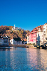 Luzern mit der bekannten Kapellbrücke im Vordergrund und dem Berg Pilatus im Hintergrund