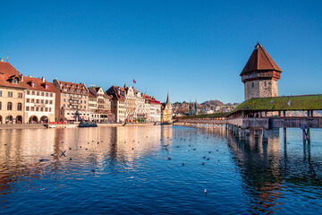 Obraz premium Luzern mit der bekannten Kapellbrücke im Vordergrund und dem Berg Pilatus im Hintergrund