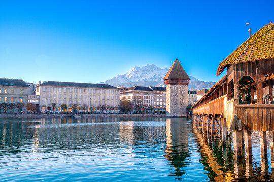 Luzern mit der bekannten Kapellbr&uuml;cke im Vordergrund und dem Berg Pilatus im Hintergrund