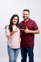 Naklejka premium Happy indian couple on white background.