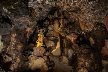 暗い洞窟にたくさん並んだ石像・仏像・観音様