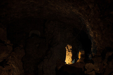 ほら穴・洞窟の中に浮かび上がる仏像・石像