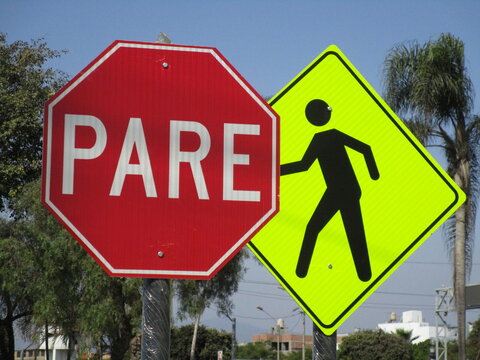 Se&ntilde;ales de tr&aacute;nsito en la calle