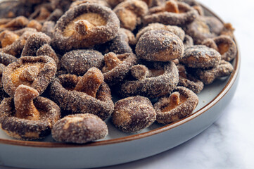 Ready to Eat Shiitake Mushroom Crisps, healthy natural snack, No GMO, vegan friendly and excellent source of dietary fibre