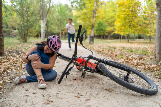 Girl fell off bike having pain while boy running to rescue