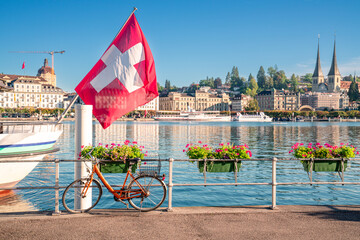 Luzern Stadt mit dem Vierwaldstättersee. Schiffe auf dem See Schweizer Fahne