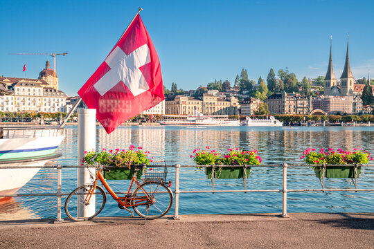 Luzern Stadt mit dem Vierwaldst&auml;ttersee. Schiffe auf dem See Schweizer Fahne