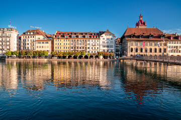 Fototapeta na wymiar Historische Altstadt von Luzern direkt an der Reuss