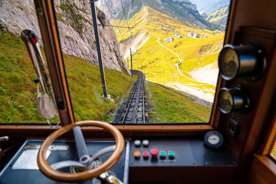F&uuml;hrerstand einer Zahnradbahn in den Schweizer Alpen. Historischer Zug in den Bergen.