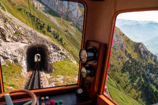 F&uuml;hrerstand einer Zahnradbahn in den Schweizer Alpen. Historischer Zug in den Bergen.
