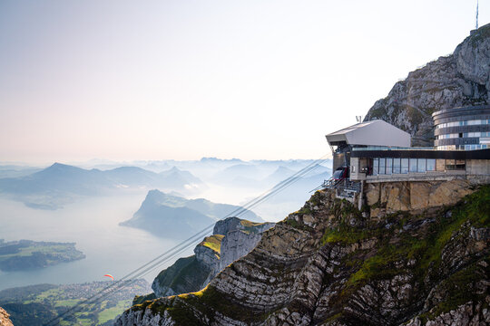 Seilbahn mit Seilbahnstation am Berg Pilatus. Vierwaldst&auml;ttersee im Hintergrund