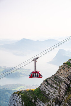Seilbahn mit Seilbahnstation am Berg Pilatus. Vierwaldst&auml;ttersee im Hintergrund