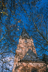 Evangel. Lutherkirche Marburg, hinter Bäumen