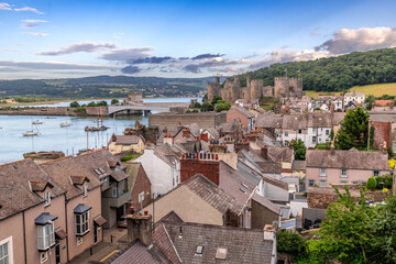 Obraz premium Conwy town and The Castle, the awesome landmark medieval fortress in Wales, UK captured at sunset