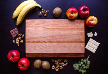 Fototapeta Pusta deska drewniana do serwowania posiłków, na przekąski, puste miejsce do wklejenia potraw kulinarnych w kuchni obraz