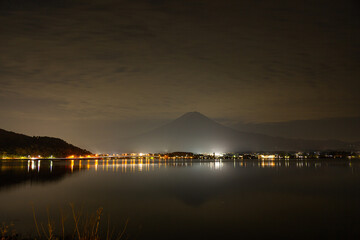 夜の河口湖に浮かび上がる富士山