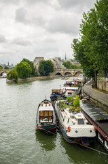 Obraz premium A view along the Seine in Paris, France.