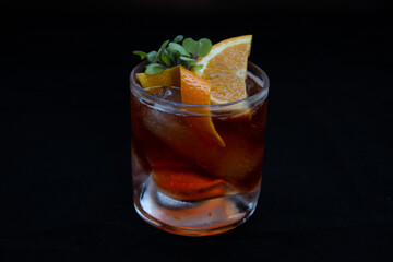 whisky con hielo y rodajas de naranja