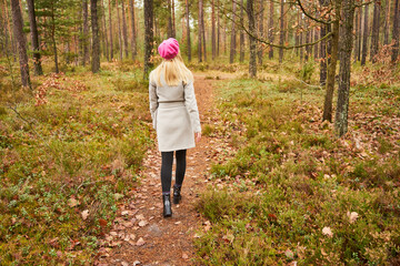 kobieta na spacerze w lesie  - obrazy, fototapety, plakaty