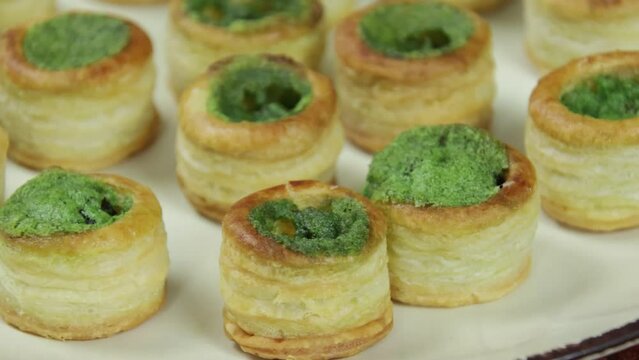 feuillet&eacute; d'escargot cuit dans un plat