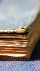 Portada de cartón azul y canto de páginas secas en libro viejo