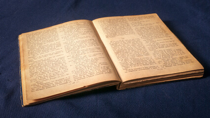 Obraz premium Libro viejo con páginas amarillentas abierto 