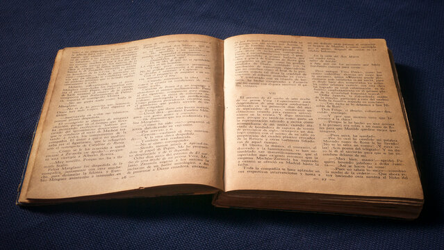 Libro viejo con p&aacute;ginas amarillentas abierto 