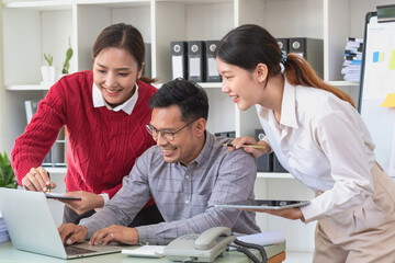 Obraz premium Marketing, Finance, Accounting, Planning, A team of businessmen plan with their laptops and graph charts for their profits and use a calculator to calculate their company is annual balance.