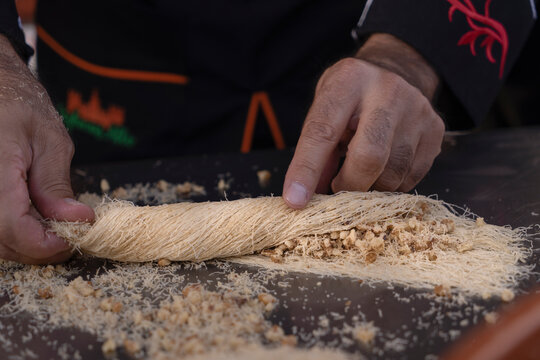Rolling kadayıf dough4