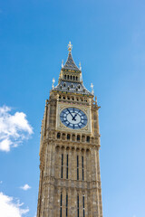Fototapeta na wymiar The famous Big Ben clock tower against a blue sky in London, England 