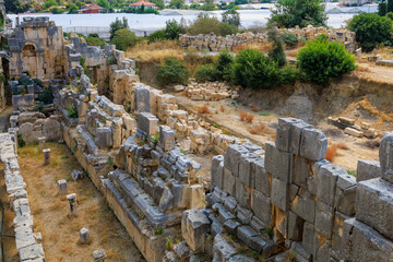 Obraz premium The ruins of the acropolis in Demre in Turkey in the province of Antalya, the ancient city of Myra
