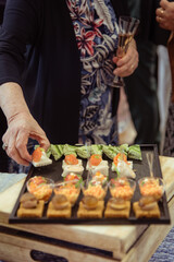 Mains qui se servent des petits toasts de cocktail