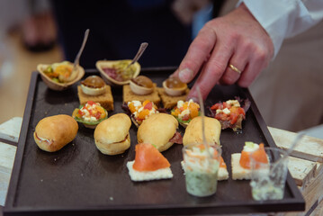 plateau de mise en bouche- Main d'invité qui se sert