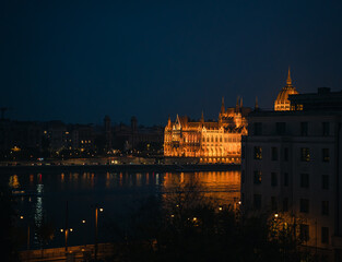 Obraz premium Budapest parlament at blue hour from a differente pov.