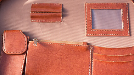 Compartimentos en interior de cartera de piel marrón con cremalleras