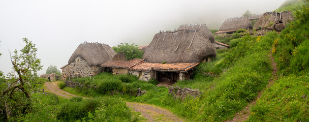 Vistas panorámicas del sendero de un pueblo típico rural en la Braña de Pornacal, de Asturias,...