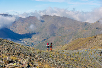 Obraz premium Hikers in the mountains (Vall de Nuria, Pyrenes Mountains)
