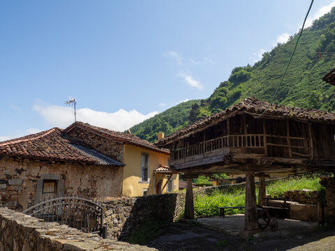 Vistas de un h&oacute;rreo t&iacute;pico en Villar de Vildas, pueblo de Asturias, en Espa&ntilde;a ,rodeado de casas  y altas monta&ntilde;as verdes detr&aacute;s, al fondo, verano de 2021.