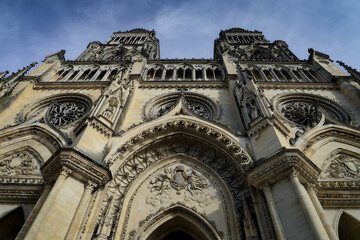 Architecture façade d'église cathédrale gothique 