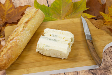 fromage Duo Mascarpone Gorgonzola et pain en gros plan