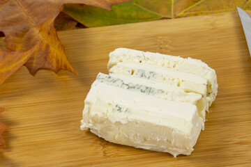 fromage Duo Mascarpone Gorgonzola et pain en gros plan