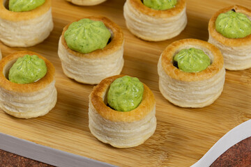 feuilletés d'escargots au beurre d'ail 