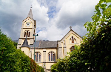 Obraz premium Protestant or evangelical church in Ramsau by the foot of Dachstein mountain in the Austrian Alps (Liezen, state of Styria or Steiermark, Austria) 