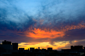 赤く染まる街並みの夕焼け風景