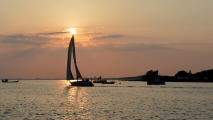 Coucher de soleil sur un bateau